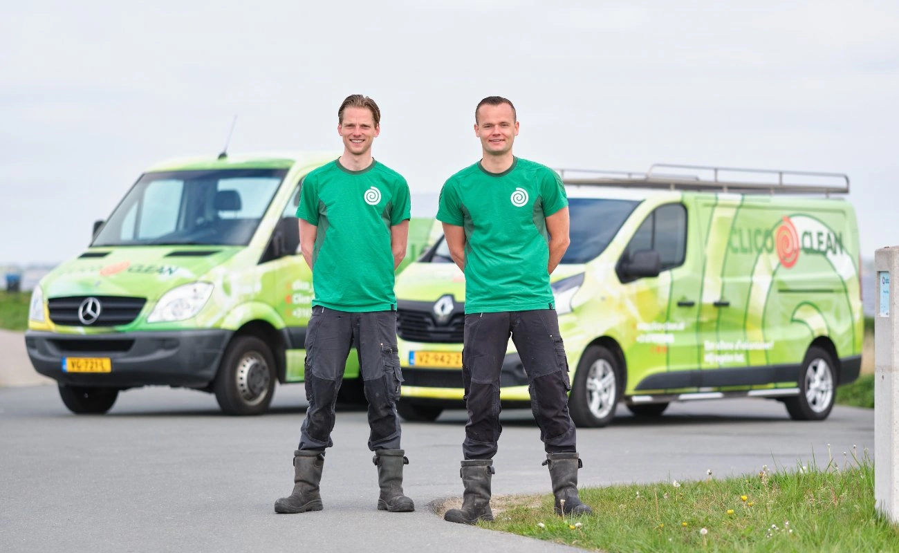 Adriaan en Henry van Clico Clean voor hun bedrijfsbussen in de regio Bunschoten-Spakenburg